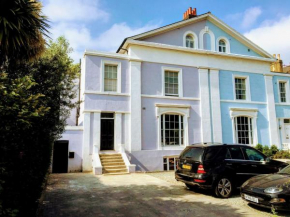 Elegant & spacious parkside 2-bedroom 2-bathroom flat in period building on Blackheath Common - private entrance, great Greenwich location, easy for O2 Arena and City!
